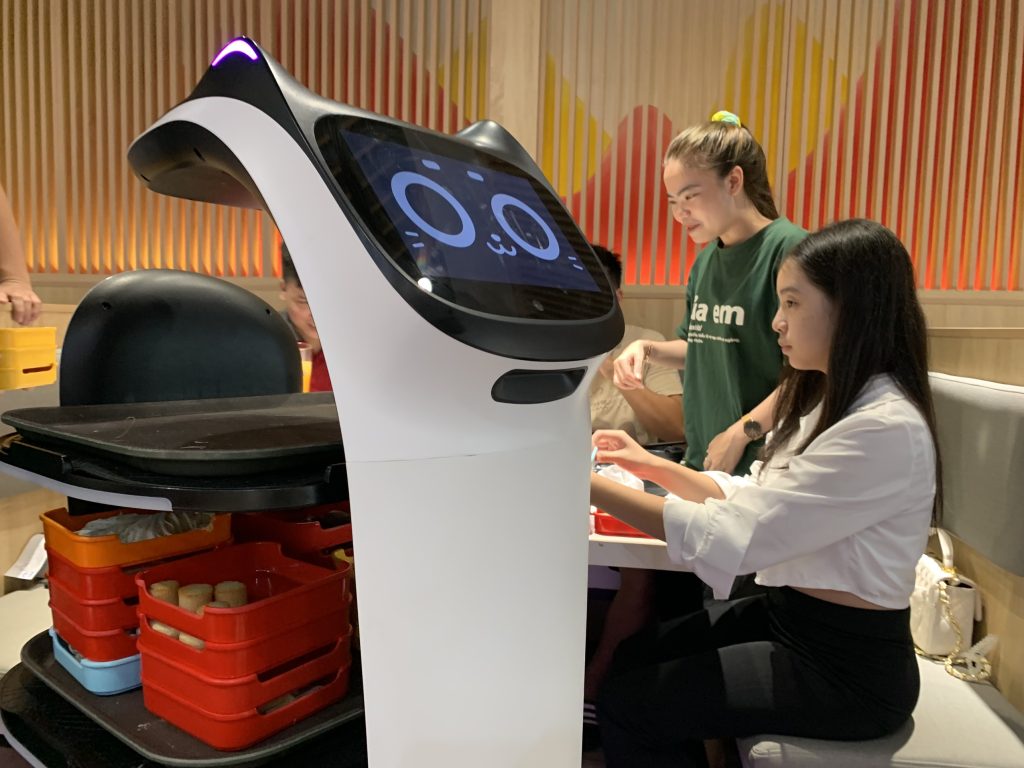 Robot PUDU phục vụ tại nhà hàng lẩu Haidilao