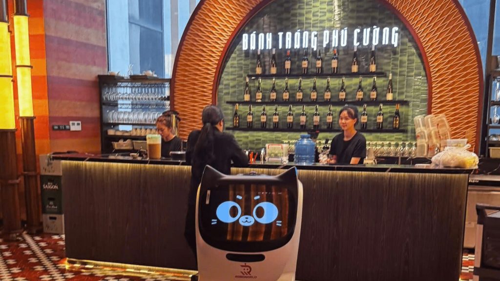 BellaBot phục vụ tại nhà hàng Bánh tráng Phú Cường